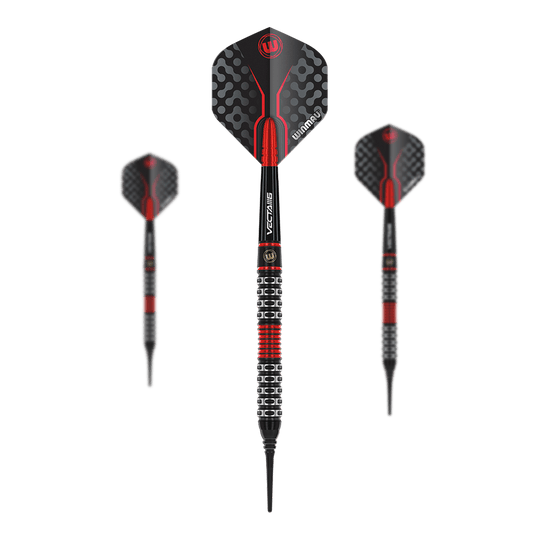 Freccette morbide Winmau Joe Cullen Special Edition Auf dem Bild sind drei Softdarts mit schwarzen und roten Details zu sehen. Die Flights haben ein modernes, geometrisches Muster und das mittlere Dart wird von vorne gezeigt.