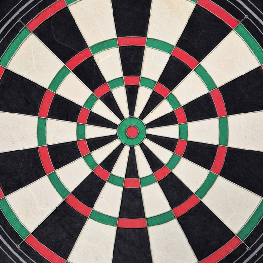 Bersaglio per freccette in acciaio Harrows Quadro 240 Das Bild zeigt eine Nahaufnahme des Harrows Quadro 240 Steeldartboards. Das Dartboard ist in verschiedene Abschnitte in den Farben Schwarz, Weiß, Rot und Grün unterteilt.