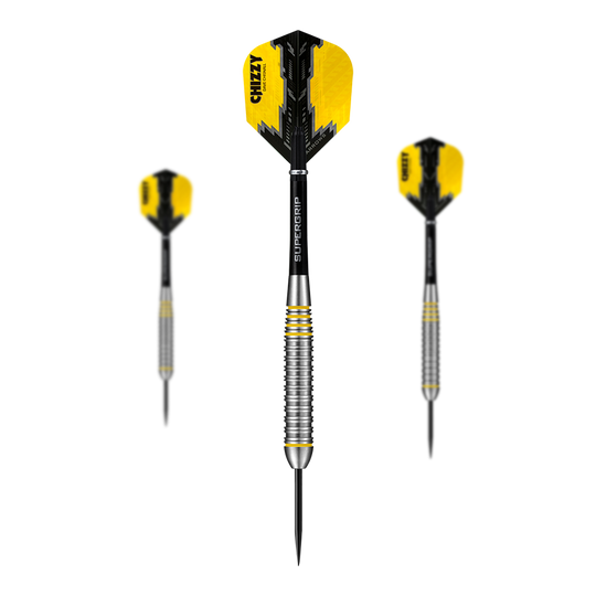Freccette in acciaio e ottone Chizzy di Dave Chisnall di Harrow Das Bild zeigt drei Steeldarts der Marke "Harrows Dave Chisnall Chizzy Brass". Die Pfeile haben gelb-schwarze Flights und silberne Griffe mit gelben Akzenten.