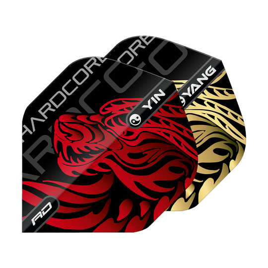 Voli standard Red Dragon Jonny Clayton Gold Red Yin Yang Das Bild zeigt zwei Dart-Flights mit auffälligen Drachenmotiven in Rot und Gold. Auf den Flights stehen die Worte „Yin Yang“ und „Hardcore“.
