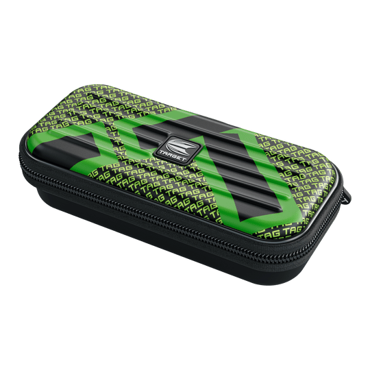Custodia per freccette Target Takoma TAG Das Bild zeigt ein rechteckiges Etui mit Reißverschluss, das vorwiegend schwarz und grün ist. Auf dem Etui steht mehrfach das Wort "TAG" und in der Mitte befindet sich ein silbernes "TARGET"-Logo.
