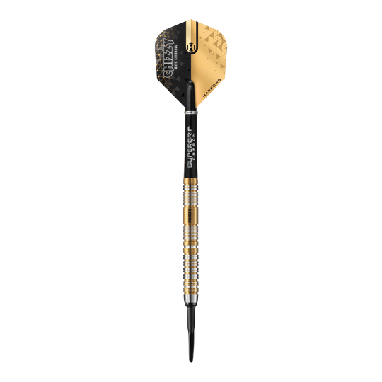 Freccette morbide Dave Chisnall Chizzy Series 2 di Harrow Das Bild zeigt einen Harrows Dave Chisnall Chizzy Series 2 Softdart. Der Dart hat ein modernes schwarzes und goldenes Design mit silbernen und goldenen Ringen am Barrel.