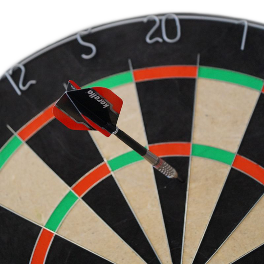 Set di freccette Karella BullOut con 2 set di freccette in acciaio Zu sehen ist das Karella Dartboard BullOut Set mit zwei Sätzen Steeldarts. Perfekt für Einsteiger und Fortgeschrittene.