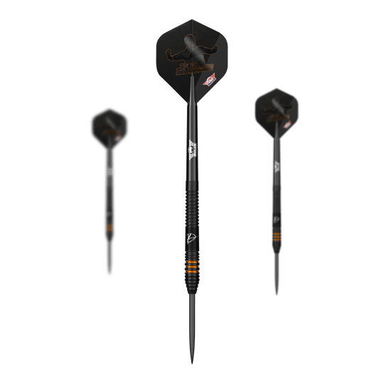 Bulls NL Dirk Van Duijvenbode Edition 2 freccette in acciaio Das Bild zeigt drei Steeldarts der Marke "Bulls NL Dirk Van Duijvenbode Edition 2". Die Darts sind schwarz mit orangen Akzenten und besitzen Flights mit einer schwarzen Silhouette.