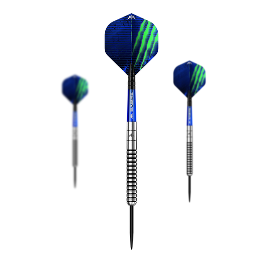Das Bild zeigt drei Mission Lee Evans Black Electro Steeldarts mit blauen Flights und silbernen Spitzen. Die Flights haben grüne Akzente und der Schaft ist blau und silber gestreift.