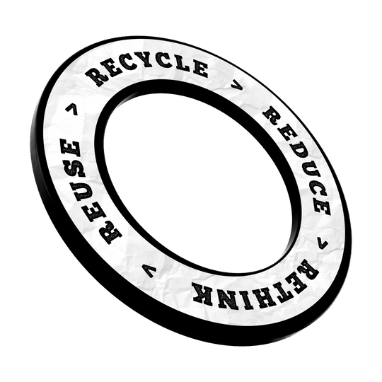 McDart Ricicla Riduci Ripensa Riutilizza Bersaglio per freccette Dieses Bild trägt den Dateinamen 'DBS-RRRR1_Surround_Recyle_Reuse_Reduce_Rethink_Schwarz_3'. Es zeigt vermutlich ein schwarzes Surround-Produkt mit Schwerpunkt auf Recycling und Nachhaltigkeit.