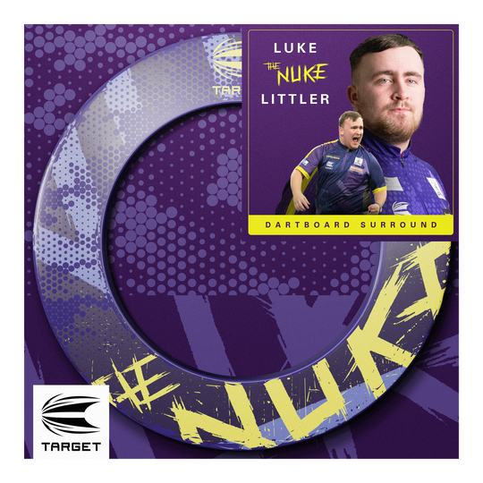 Target Luke Littler The Nuke Dartboard Surround Das Bild zeigt das Produkt "Target Luke Littler The Nuke Dartboard Surround" in lila und gelben Farben. Auf der Verpackung sind Fotos von Luke Littler sowie das Target-Logo abgebildet.