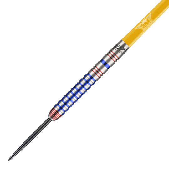 Bulls NL Ricky Evans Rapid Edition Uno Steeldarts Das Bild zeigt einen Steeldartpfeil aus der Serie "Bulls NL Ricky Evans Rapid Edition One". Der Dart ist silbern mit blauen und roten Ringen und hat einen gelben Schaft.