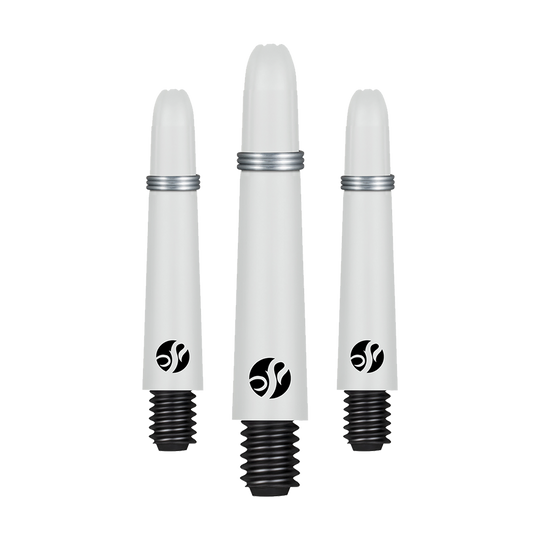 Shot Koi Carbon Shafts - Bianco Auf dem Bild sind drei weiße, spitz zulaufende Dart-Schäfte mit schwarzem Gewinde und silbernem Ring zu sehen. Jeder Schaft trägt ein schwarzes Logo in der Nähe des unteren Endes.