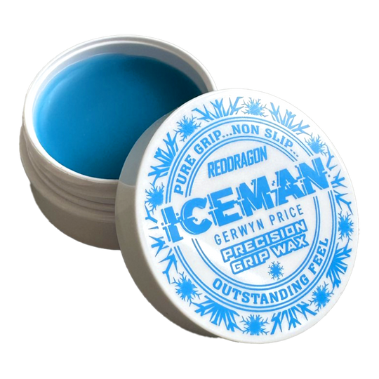 Cera per dita Red Dragon Gerwyn Price Iceman Precision Grip Wax Das Bild zeigt ein offenes Döschen mit blauem Fingerwachs der Marke "Red Dragon Gerwyn Price Iceman Precision Grip Wax". Auf dem Deckel steht in blauer Schrift, dass das Produkt für reinen Halt, Rutschfestigkeit und hervorragendes Gefühl sorgt.