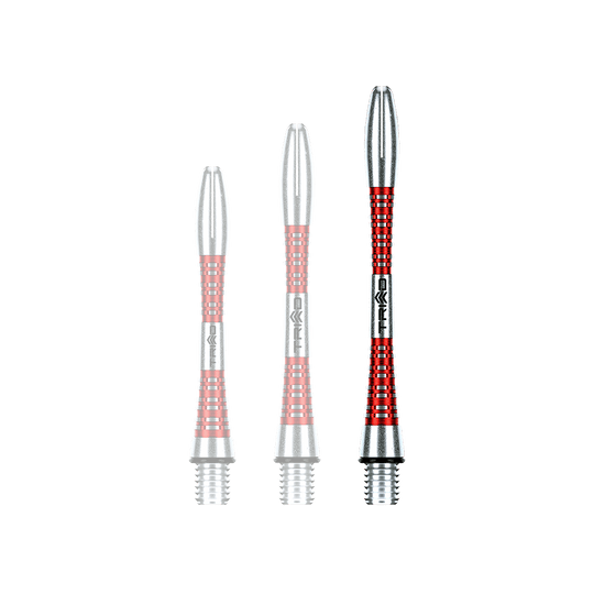 7013-202_Winmau_Triad_Aluminium_Shafts_Rot_46mm_1APDhwbmqJ84iR Das Bild zeigt drei unterschiedlich lange, rot-silberne Dartschäfte aus Aluminium. Sie stehen nebeneinander aufrecht auf einem grünen Hintergrund.