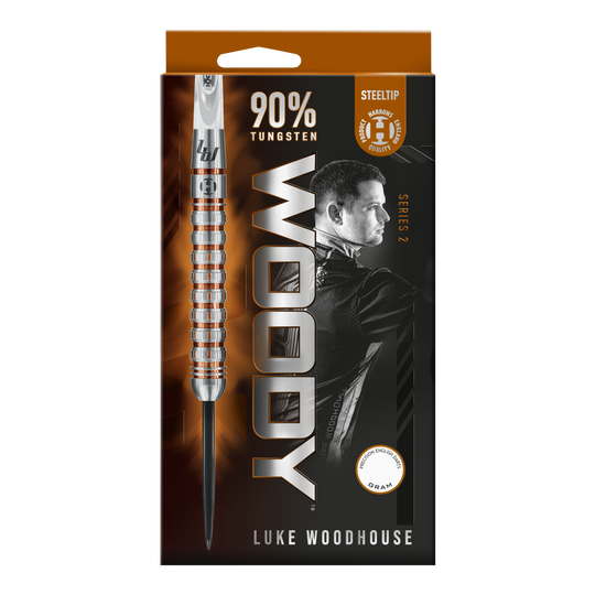 Freccette in acciaio Luke Woodhouse Series 2 di Harrow Das Bild zeigt die Verpackung der Harrows Luke Woodhouse Series 2 Steeldarts. Auf der Vorderseite sind ein Dartpfeil, der Name "WOODY" und ein Bild von Luke Woodhouse zu sehen.