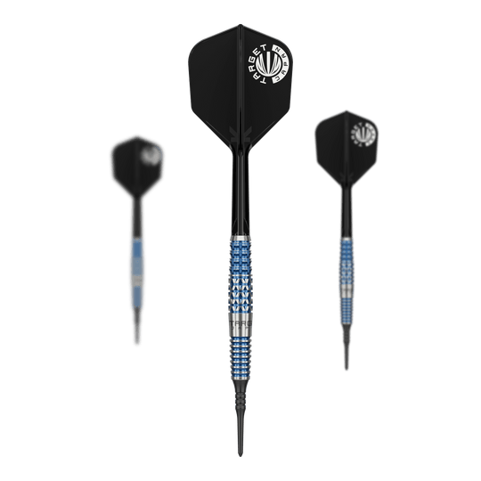 Target Japan Toru Suzuki Sereno GEN2 Freccette morbide - 20 g Das Bild zeigt drei Softdarts des Modells "Target Japan Toru Suzuki Sereno GEN2 Softdarts - 20g". Die Darts haben schwarze Flights und ein blau-silbernes Griffstück.