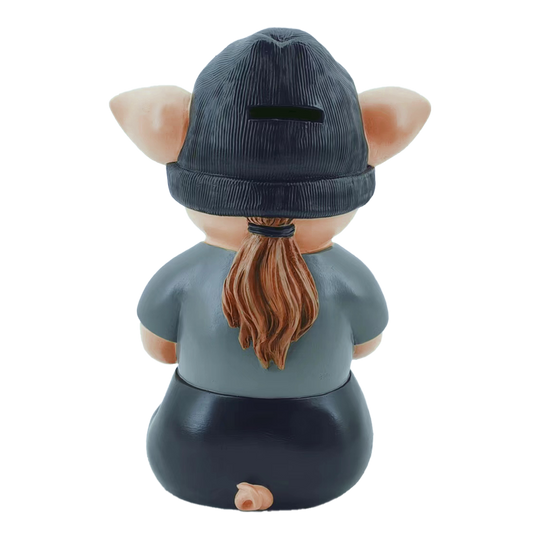 Markus Krebs Frase Maiale Das Bild zeigt eine Sparbüchse in Form eines Schweinchens mit Mütze und Zopf. Die Figur sitzt mit dem Rücken zur Kamera und trägt ein graues Shirt.