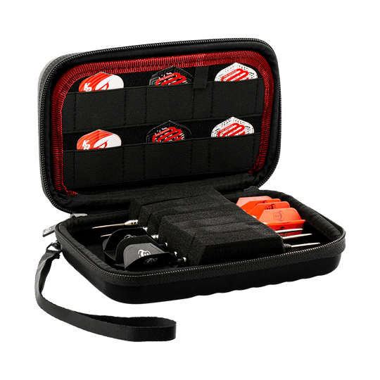 Das Bild zeigt das Produkt "Bulls Orbis XL Dartcase", ein schwarzes Etui mit Reißverschluss und Trageschlaufe. Im Inneren sind mehrere Darts sowie Ersatzteile ordentlich in Fächern und elastischen Halterungen verstaut.