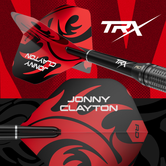 Freccette in acciaio Red Dragon Jonny Clayton Core Brass - 21 g Das Foto zeigt die Red Dragon Jonny Clayton Core Brass Steeldarts - 21g. Die Darts liegen auf einer ebenen Fläche.