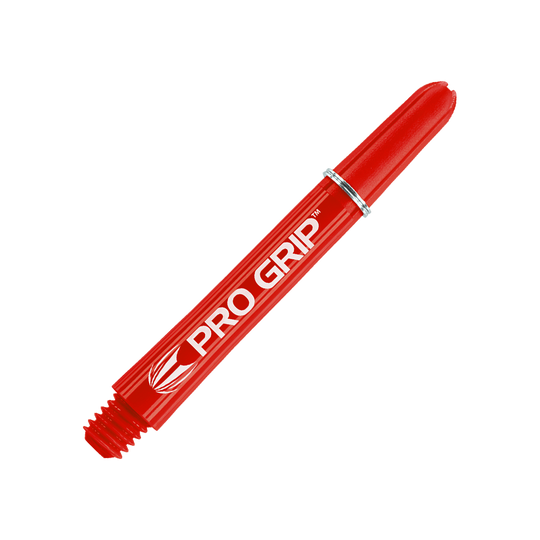 Target Pro Grip Shafts - 3 set - Rosso Das Bild zeigt einen roten Dartshaft mit der Aufschrift "PRO GRIP". Der Hintergrund ist ebenfalls rot und weist ein Muster aus Linien auf.
