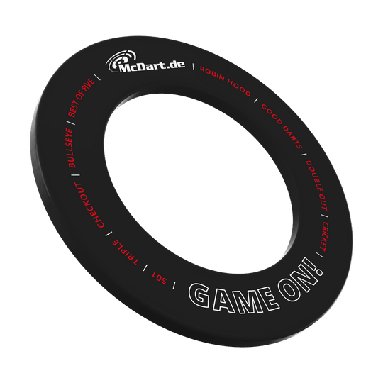 Gioco McDart sul bersaglio delle freccette Das Bild zeigt einen schwarzen Dartboard-Surround-Ring mit der Aufschrift "McDart.de" und "GAME ON!". Um den Ring sind weitere Begriffe rund um das Dartspiel in Rot und Weiß geschrieben.