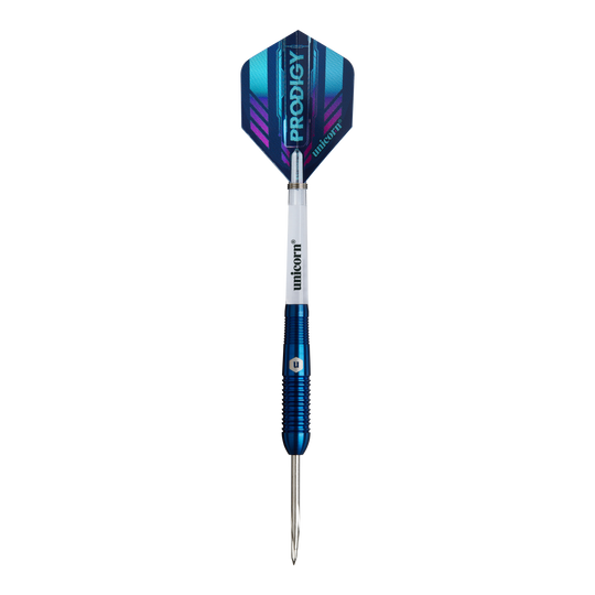 Das Bild zeigt einen Unicorn Prodigy 02 Torpedo Steeldart. Der Dartpfeil hat blaue und silberne Farben mit einer spitzen Metallspitze und einem modernen Flight-Design.