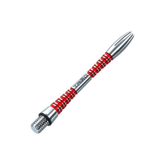 7013-202_Winmau_Triad_Aluminium_Shafts_Rot_46mm_2 Das Bild zeigt einen silbernen Dart-Schaft mit roten Ringen. Auf dem Schaft steht das Wort "TRIAD".