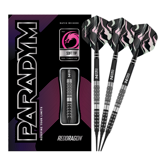 Freccette morbide coniche Red Dragon Paradym - 20 g Das Bild zeigt die Red Dragon Paradym Tapered Softdarts mit einem Gewicht von 20g. Rechts sind drei stilvolle Softdarts zu sehen, links befindet sich die dazugehörige Verpackung.