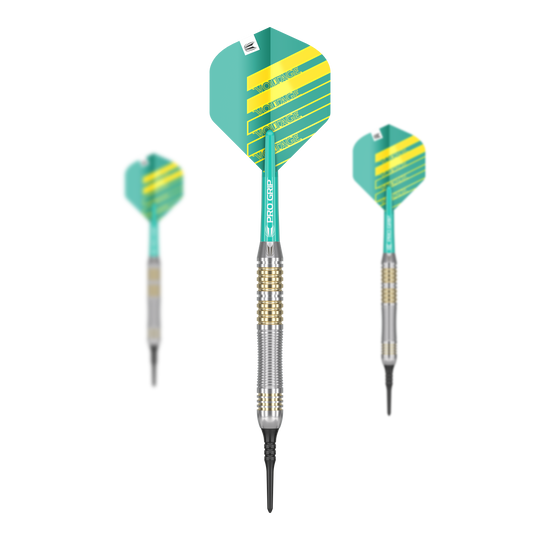 Freccette morbide Target Rob Cross in ottone - 18 g Das Bild zeigt drei Softdarts der Marke Target Rob Cross Brass mit einem Gewicht von 18g. Die Darts haben grüne und gelbe Flights sowie einen messingfarbenen Barrel.
