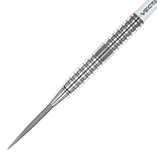 Freccette in acciaio Winmau Willie O'Connor - 23 g Das Bild zeigt einen silbernen Winmau Willie OConnor Steeldart mit einem Gewicht von 23g. Der Dartpfeil hat eine strukturierte und geriffelte Oberfläche für besseren Halt.