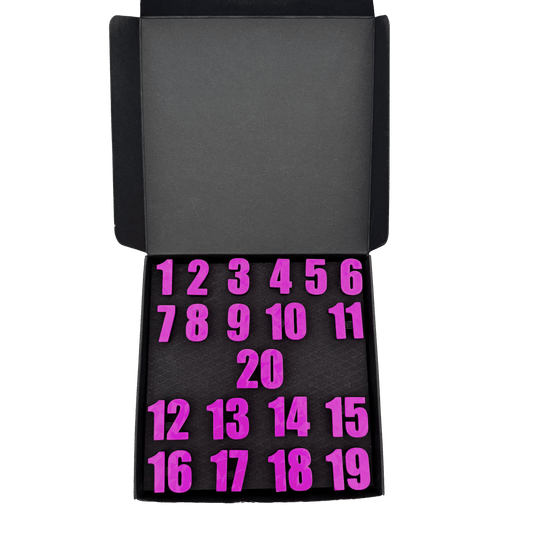 Anelli numerati per freccette McDart / Anello numerato classico Eine klassische lila Box ist abgebildet. Die Schachtel ist einfach gestaltet und hebt sich farblich hervor.