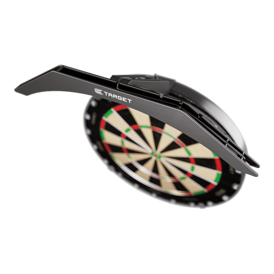 Illuminazione per bersaglio Target ARC V2 Das Bild zeigt die "Target ARC V2 Dartboard Beleuchtung", die über einem Dartboard angebracht ist. Die Beleuchtung sorgt für optimale Ausleuchtung der Dartscheibe beim Spielen.