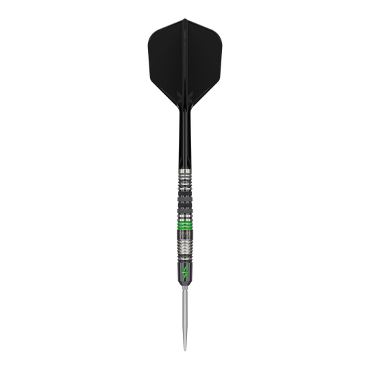 Das Bild zeigt einen Target Japan Black Marque Lightning 3 SP Steeldart. Der Dartpfeil hat ein schwarzes Flight und Details in Silber und Grün am Schaft.