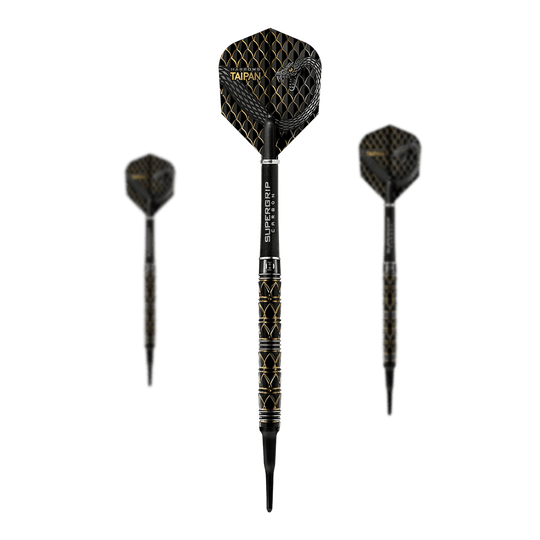 Dardi morbidi Taipan di Harrow Das Bild zeigt drei Harrows Taipan Softdarts mit schwarzem und goldenen Design. Im Vordergrund ist ein Dartpfeil deutlich zu sehen, während zwei weitere im Hintergrund stehen.