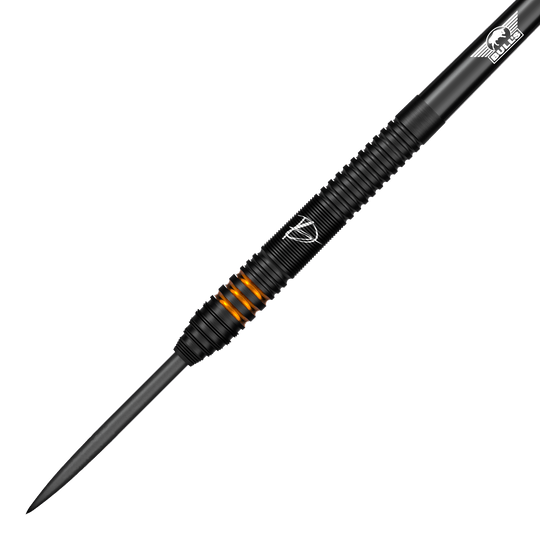Bulls NL Dirk Van Duijvenbode Edition 2 freccette in acciaio Dies ist der Bulls NL Dirk Van Duijvenbode Edition 2 Steeldart. Der Dart ist überwiegend schwarz mit auffälligen orangefarbenen Ringen im Griffbereich.