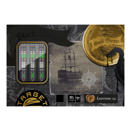 Freccette in acciaio Target Japan Black Marque Lightning 3 SP Das Bild zeigt die Verpackung der "Target Japan Black Marque Lightning 3 SP Steeldarts". Auf der Verpackung sind drei Dartpfeile, ein altes Segelschiff und goldene Münzen abgebildet.