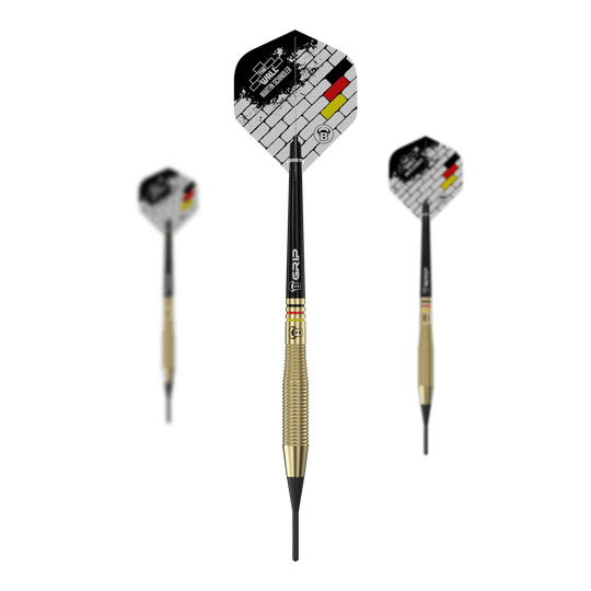 Bulls Martin Schindler The Wall Brass Softdarts - 18 g Das Bild zeigt drei Softdarts des Modells "Bulls Martin Schindler The Wall Brass" mit einem Gewicht von 18g. Die Flights sind mit einem Mauer-Design und den Farben der deutschen Flagge verziert.