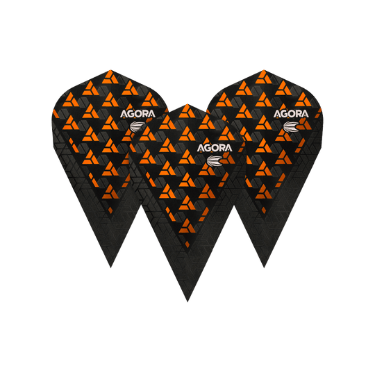 TG73_332670_Target_Agora_Ghost_Orange_Vapor_Flights_1G3ijOzPIQ5xGX Das Bild zeigt drei schwarze Dart-Flights mit orangefarbenen, dreieckigen Mustern. Auf jedem Flight steht das Wort "AGORA" in weißer Schrift.