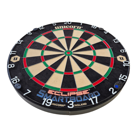 Bersaglio per freccette in acciaio Unicorn Eclipse Smartboard Das Bild zeigt das Produkt "Unicorn Eclipse Smartboard Steeldartboard". Es ist eine runde Dartscheibe mit farbigen Segmenten und weißen Zahlen am Rand.