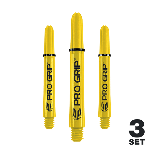 Auf dem Bild sind drei gelbe Dartschäfte mit der Aufschrift „PRO GRIP“ zu sehen. In der rechten unteren Ecke steht „3 SET“.