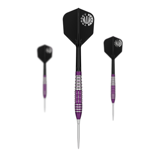 Freccette in acciaio Target Japan Prime Series Tung Suk Zenith GEN1 Swiss Point - 23 g Das Bild zeigt drei Steeldarts der Marke "Target Japan Prime Series Tung Suk Zenith GEN1 Swiss Point" mit einem Gewicht von 23g. Die Darts haben silberne und lila Akzente sowie schwarze Flights mit weißem Logo.
