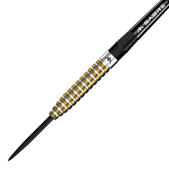 Freccette in acciaio Mission Oskar Lukasiak PVD oro nero - 22 g Das Bild zeigt einen Steeldart mit silbernen und goldenen Rillen auf dem Barrel. Es handelt sich um den "Mission Oskar Lukasiak Black Gold PVD Steeldart - 22g".