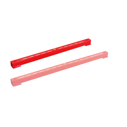 67831_Bulls_Oky_System_Teppich_mit_Metall_Oche_O66_4 Das Bild zeigt zwei rote Metallleisten mit weißen Markierungen. Sie gehören zum Bulls Oky System SET und werden als Oche beim Dartspielen verwendet.