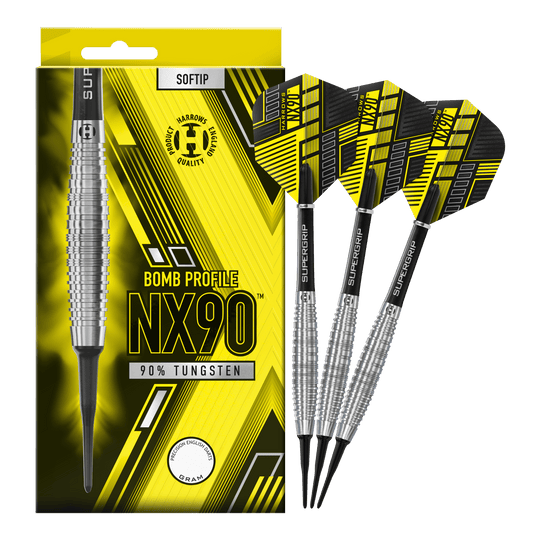 Freccette morbide Harrows NX90 Bomb Das Bild zeigt eine Packung Harrows NX90 Bomb Softdarts mit auffälligem gelb-schwarzem Design. Neben der Verpackung sind drei Softdarts mit silbernen Griffen und schwarzen Flights zu sehen.