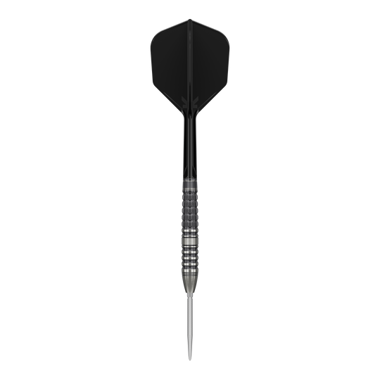 Das Bild zeigt einen Target Japan Black Marque Lumiere GEN3 Steeldart. Der Dartpfeil hat eine schwarze Flights und einen silbernen, geriffelten Barrel.