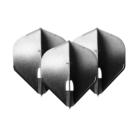 Alette L-Style Two Tone L1PRO Auf dem Bild sind drei silberfarbene Dart-Flights in Pfeilform zu sehen. Die Flights stehen dicht nebeneinander und haben einen metallischen Glanz.