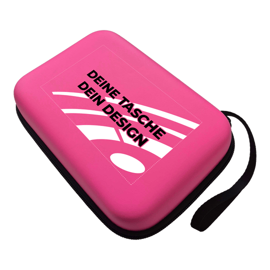 Custodia per freccette System-4 con il tuo design Das Bild zeigt ein Produkt mit dem Dateinamen MCS4-Pink_McDart_System4_Dartcase_Mit_Wunschdruck_Pink_1. Die Aufnahme präsentiert das Produkt aus einer anderen Perspektive.