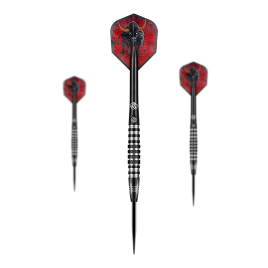 Shot Americana The Wrangler freccette in acciaio Das Bild zeigt drei Steeldarts des Produkts „Shot Americana The Wrangler“. Die Flights der Darts sind rot und mit einem schwarzen Stiermotiv verziert.