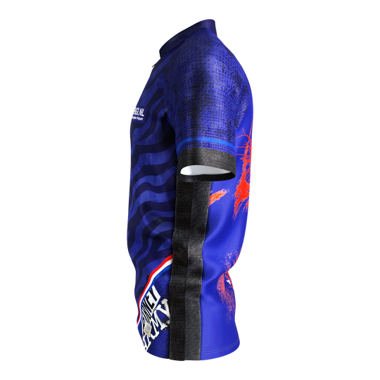 Maglia da freccette Target Coolplay Raymond Van Barneveld 2025 Das Bild zeigt das Target Coolplay Raymond Van Barneveld 2025 Dartshirt. Das Shirt ist überwiegend blau mit schwarzen und roten Akzenten und auffälligem Design.