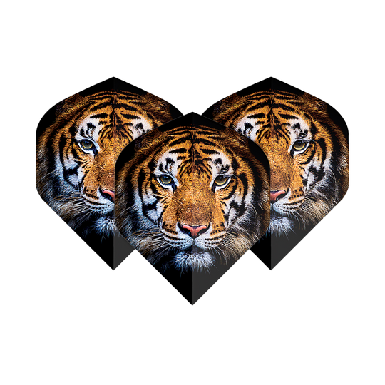 Voli Pentathlon Tiger Das Bild zeigt drei Dartflights mit dem Gesicht eines Tigers darauf. Die Flights sind das Produkt "Pentathlon Tiger No2 Standard Flights".