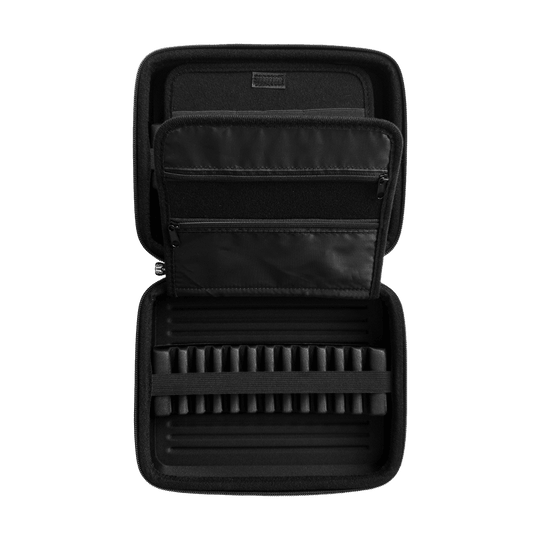 _Target_Takoma_Home_Dartwallet_OPEN_2shH8UaaPldXWw Das Bild zeigt das geöffnete "Target Takoma Home Dartwallet". Im Inneren befinden sich Fächer und elastische Halterungen zur sicheren Aufbewahrung von Dartpfeilen und Zubehör.