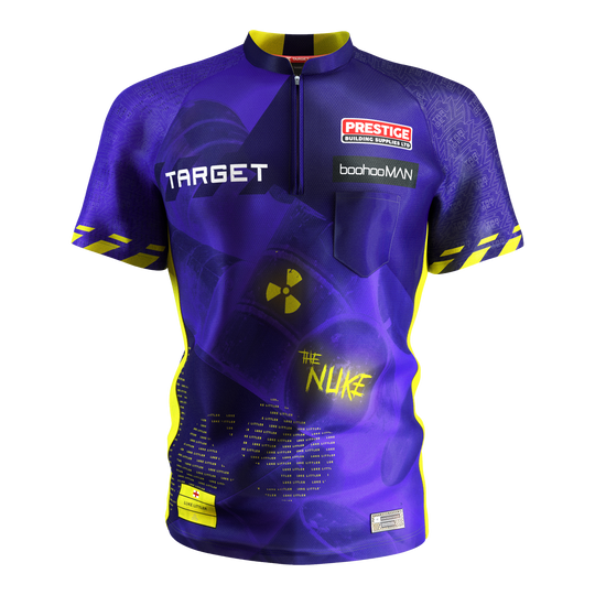 Maglietta da freccette Target Coolplay Luke Littler 2025 Das Bild zeigt das "Target Coolplay Luke Littler 2025 Dartshirt" in leuchtenden Lila- und Gelbtönen. Auf dem Shirt sind verschiedene Logos, Schriftzüge und ein auffälliges Symbol mit der Aufschrift „The Nuke“ zu sehen.
