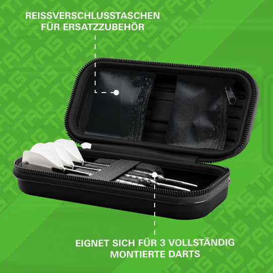 Custodia per freccette Target Takoma TAG Die Abbildung zeigt ein offenes Dartcase mit Reißverschlusstaschen für Ersatzzubehör. Es bietet Platz für drei vollständig montierte Darts.